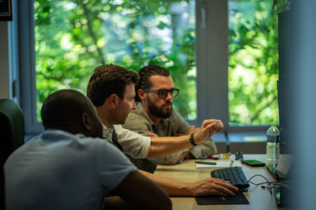 Petit groupe en formation au trading et à l'investissement